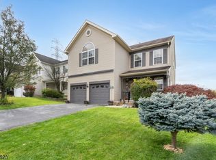 318 Hamilton Dr, Stewartsville, NJ 08886
