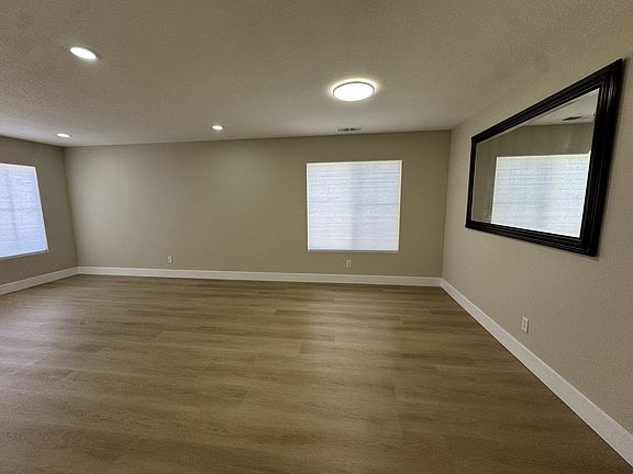 4th image of 40 Hemingway Ct