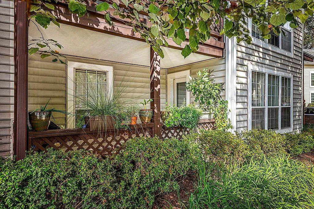 10140 Oakton Terrace Rd — Photo 2