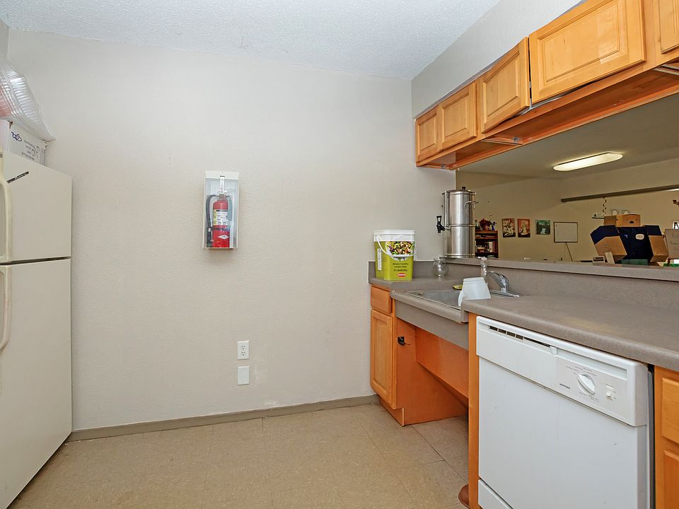Community toom kitchenette