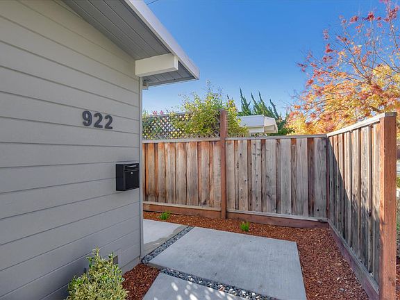 4th image of 922 Celia Dr