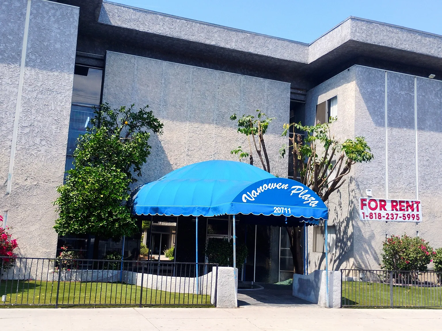 Vanowen Plaza — Photo 3