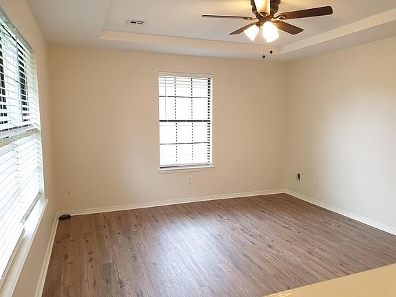 3rd image of 809 E Eastview Dr