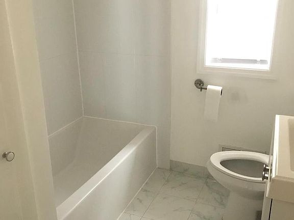 4th image of 5005 Lincoln Ave