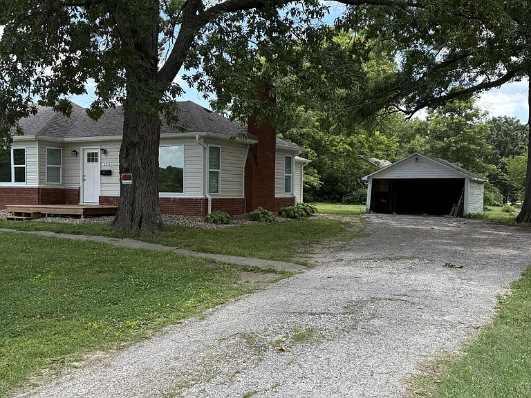 2211 E Walnut St — Photo 2
