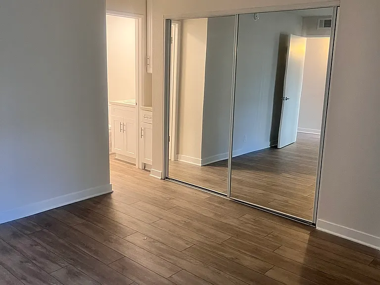 IMT 14227 Vanowen — Photo 4