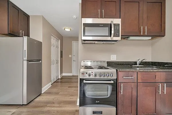 Lakeside Village Apartments — Photo 1