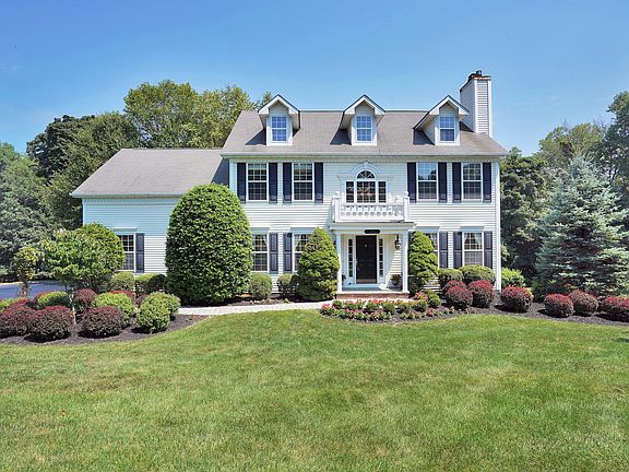 Colonial on a Cul-De-Sac