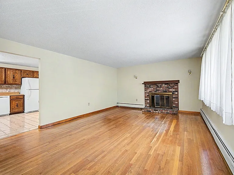 270 Wood St — Photo 8