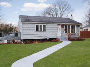 248 Woodycrest Dr, Holtsville, NY 11742
