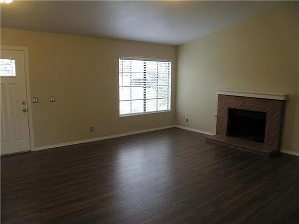 living room, vaulted ceilings, easy care flooring - 422 Creek Rd
