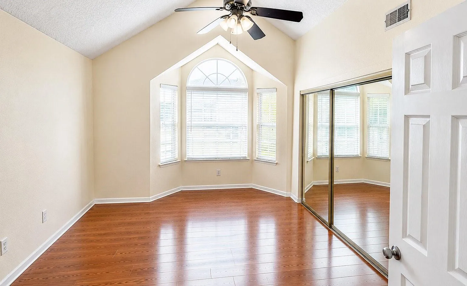 1 bed, 1.0 bath, 838 sqft, $1,390 — Photo 4
