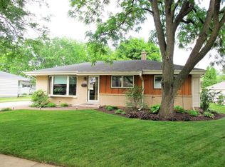 W146N8360 Schlafer Dr, Menomonee Falls, WI 53051