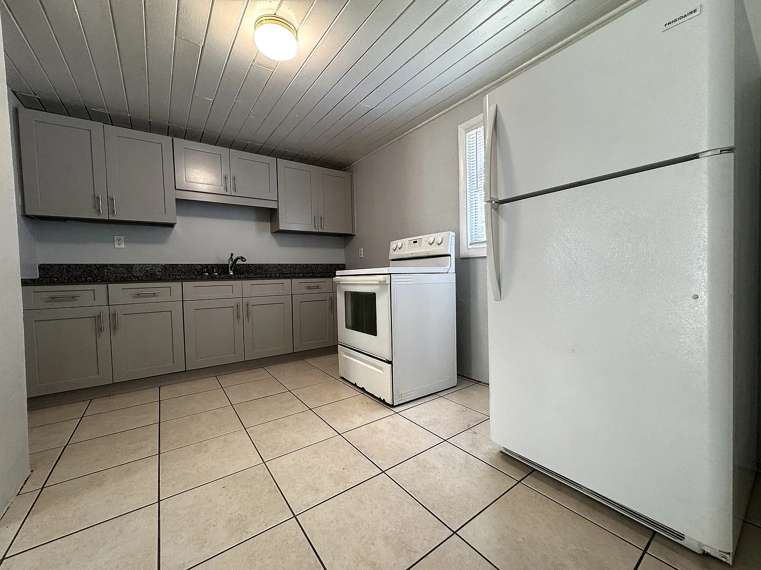 4 bed, 1008 sqft, $1,600 — Photo 2