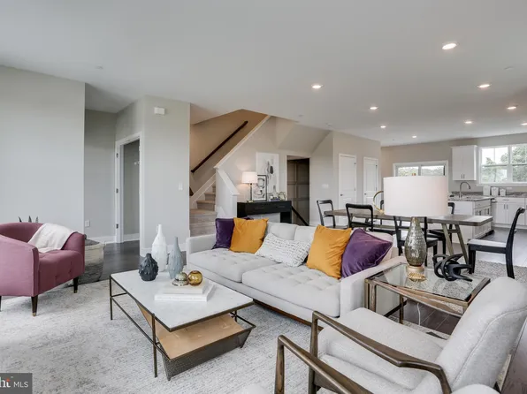 121 Lewis Fisher Dr, Hopewell, NJ 08525