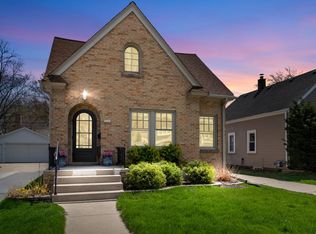 5060 N Berkeley Blvd, Whitefish Bay, WI