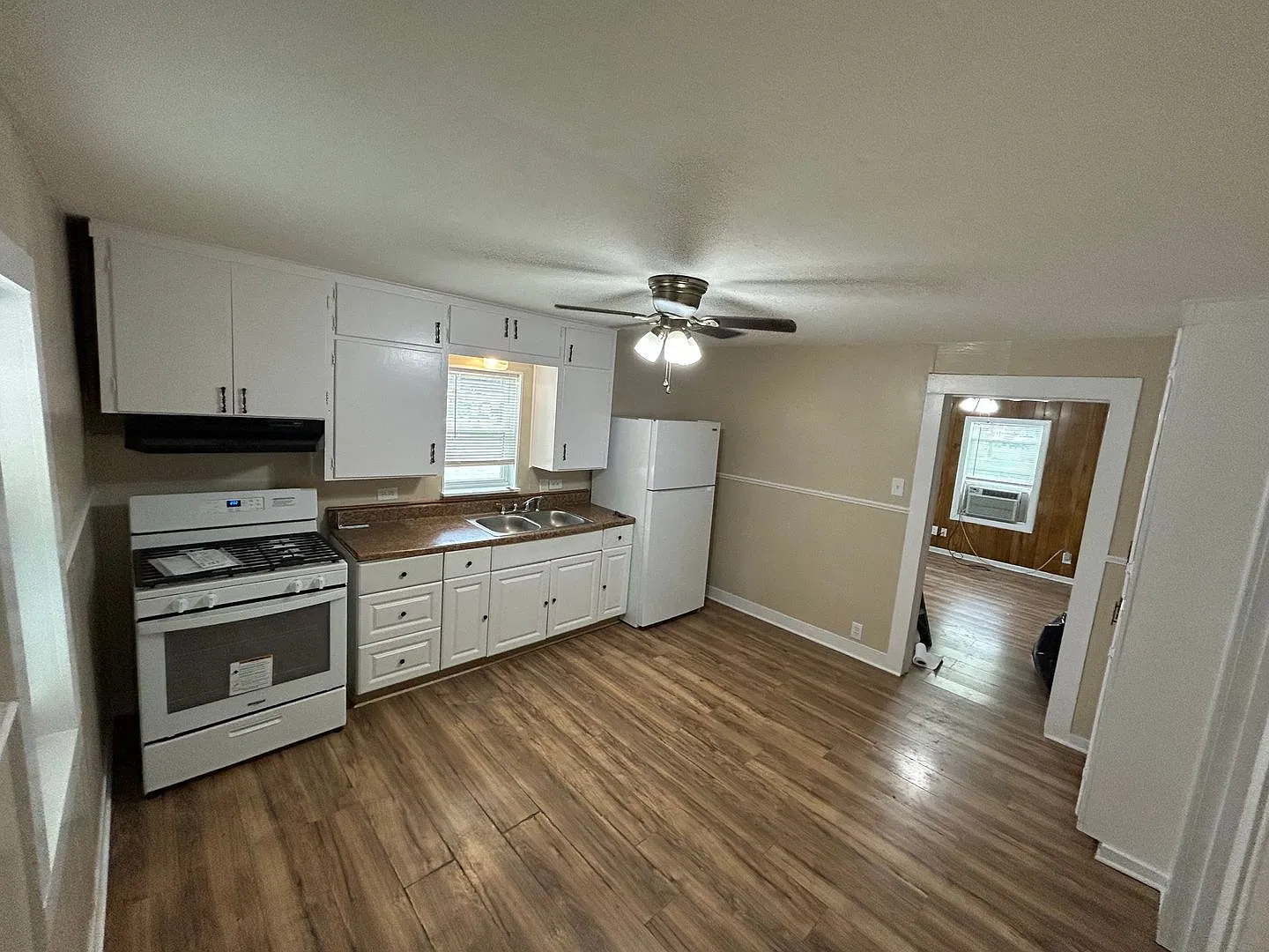 806 E McKinney — Photo 3