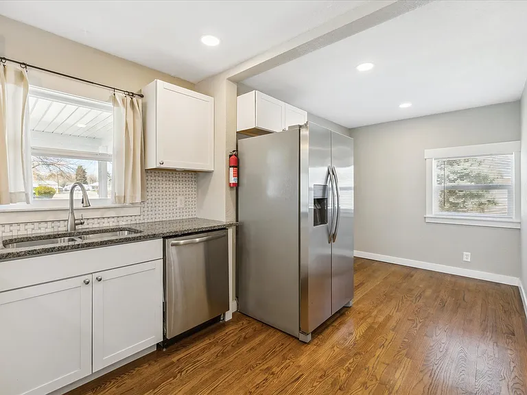 2060 S Irving St — Photo 8