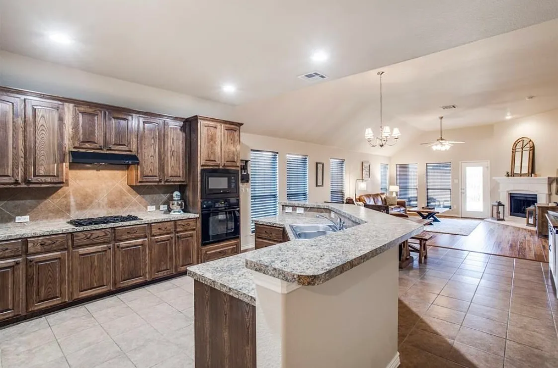 4 bed, 2024 sqft, $2,450 — Photo 3