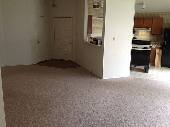 FAMILY ROOM VIEW TO FR DOOR