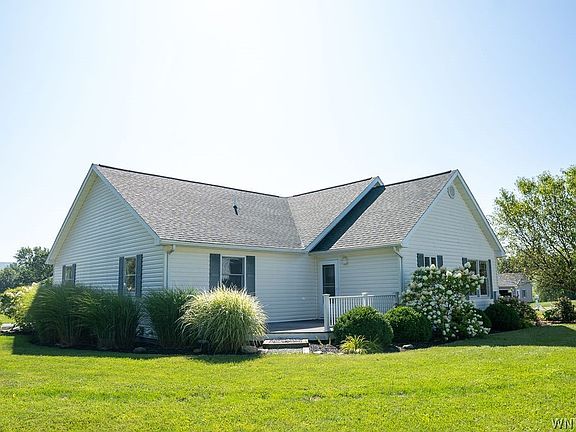 3rd image of 8 Melodee Ln