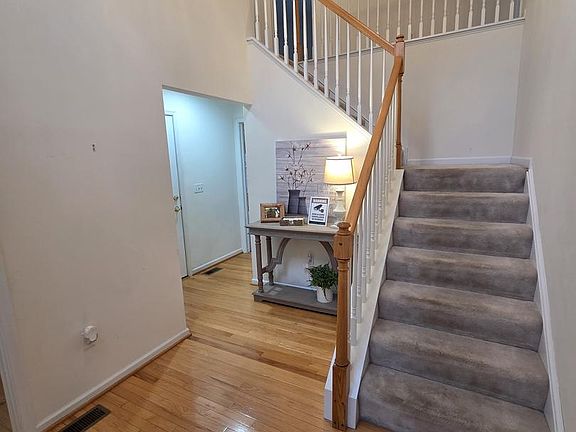 3rd image of 9 Yarmouth Ln
