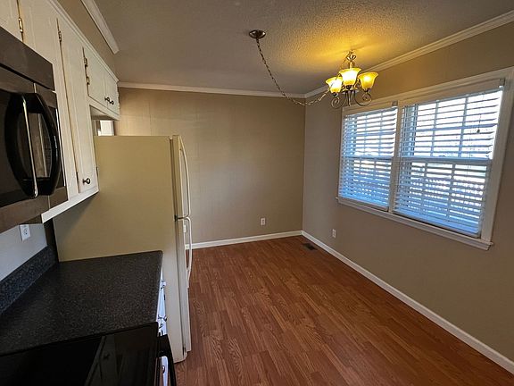 2nd image of 207 Oakhurst St