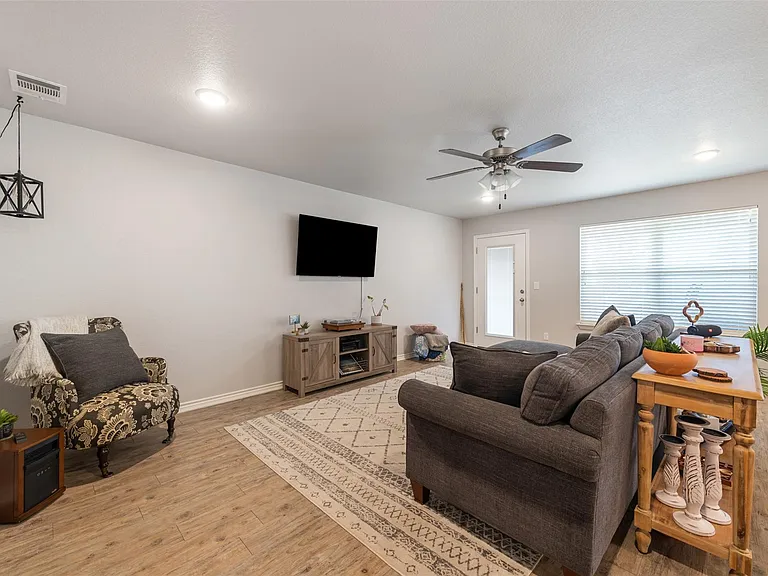 145 Ellis Ct #B — Photo 6