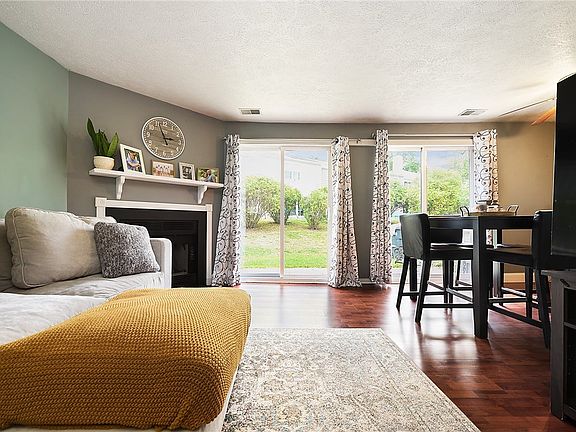 3rd image of 309 Canterbury Ct