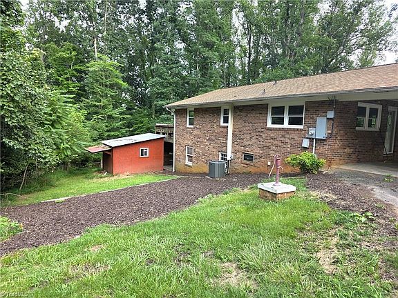 4th image of 146 King Park Cir