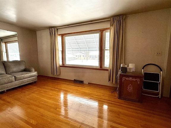 3rd image of 5038 Hillsdale Ave