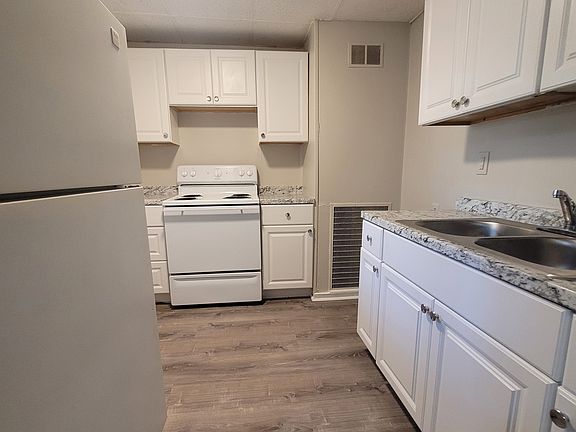3rd image of 2455 Woodbine Ave APT 2