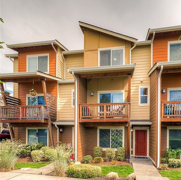 Welcome Home to Emerald Point!! This 3 bedroom/ 2.5 bath townhome is perfect for you!!