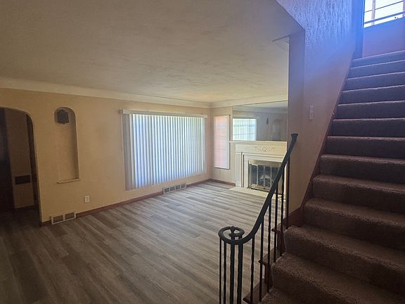 3rd image of 922 Secor Rd