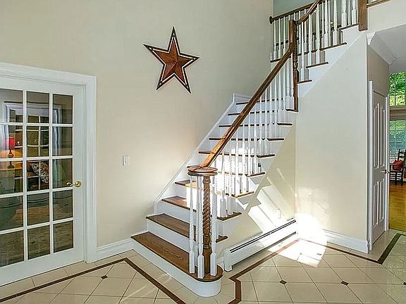 4th image of 25 Ahlmeyer Dr