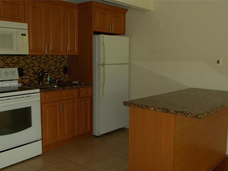 1400 SW 124th Ter #205Q — Photo 7