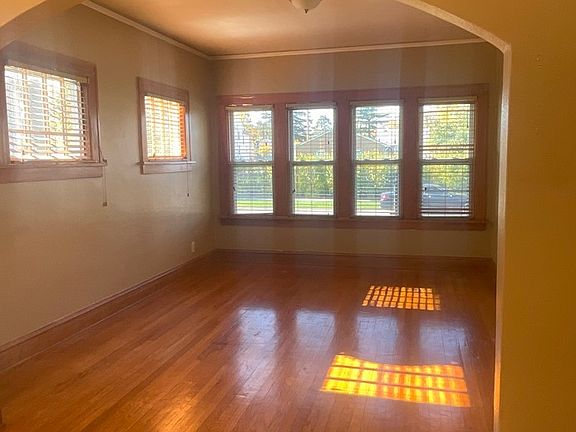 4th image of 2055 Grove Ave
