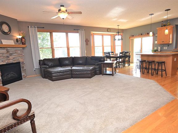 5th image of 803 Willow Creek Dr SE