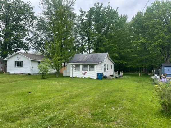 8909 School Rd, Houghton Lake, MI 48629