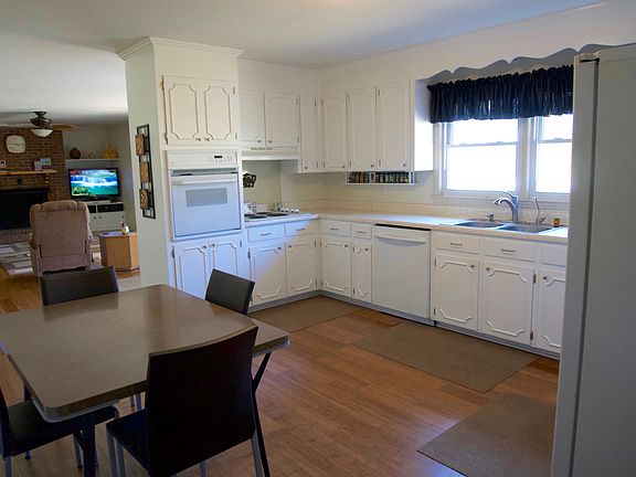 Kitchen, Lot's of Cabinets