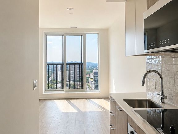 2nd image of 10 Oak St #2501