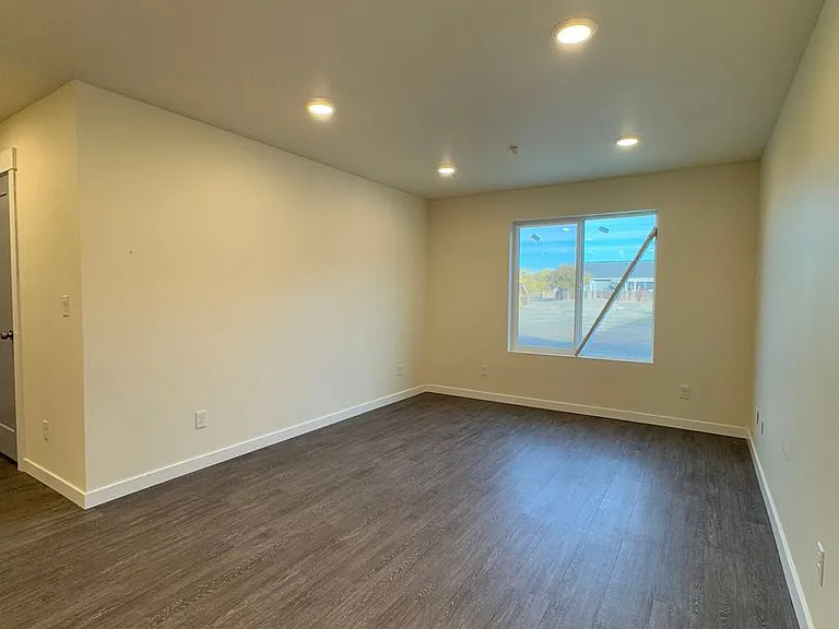 503 E Helena Ave — Photo 7