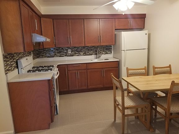 4th image of 304 Elverton Ave #2
