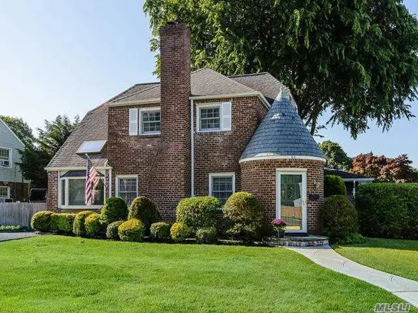 66 Lexington St, Westbury, NY 11590