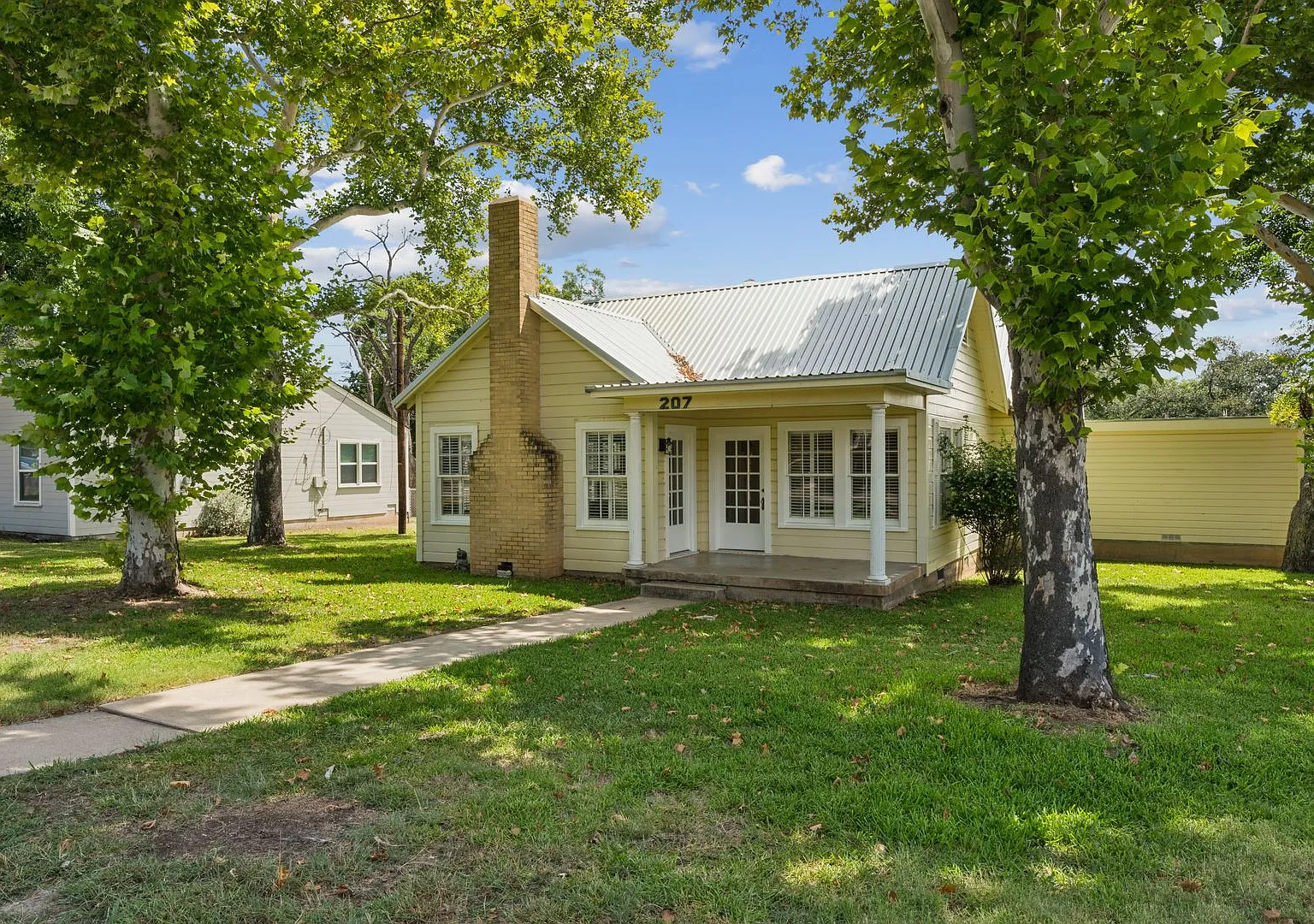 3/2 Remodeled Home in Lampasas — Photo 1