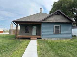 606 W Lancaster St, Blue Hill, NE 68930