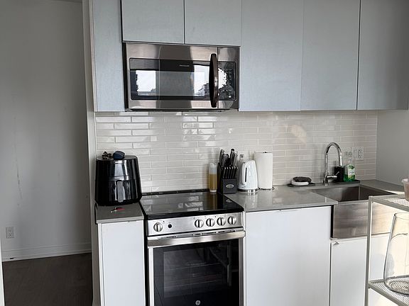 3rd image of 270 Dufferin St #211
