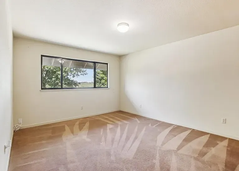 1112 Schauer Ct — Photo 8
