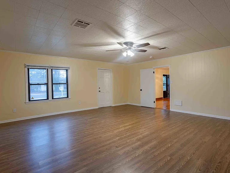 211 Lana Dr — Photo 7