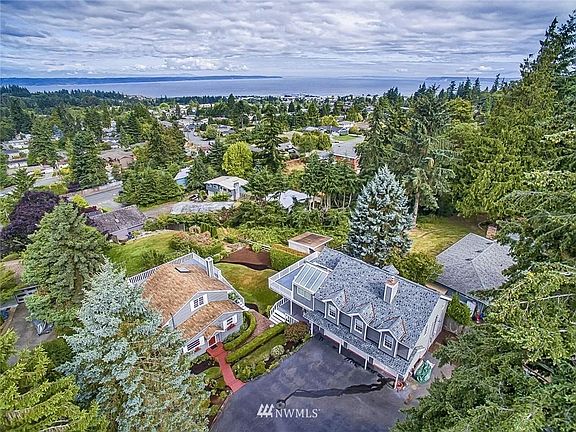 Aerial of house. Cottage on the right is the one for rent.